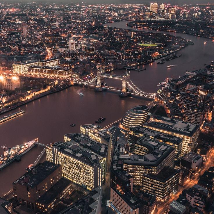 Parents evaluating schools in France